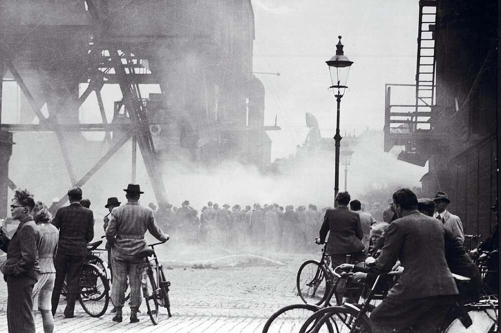 sabotage-people-looking-at-langebro-bridge-in-copenhagen-27th-march-1945 picryl CC1